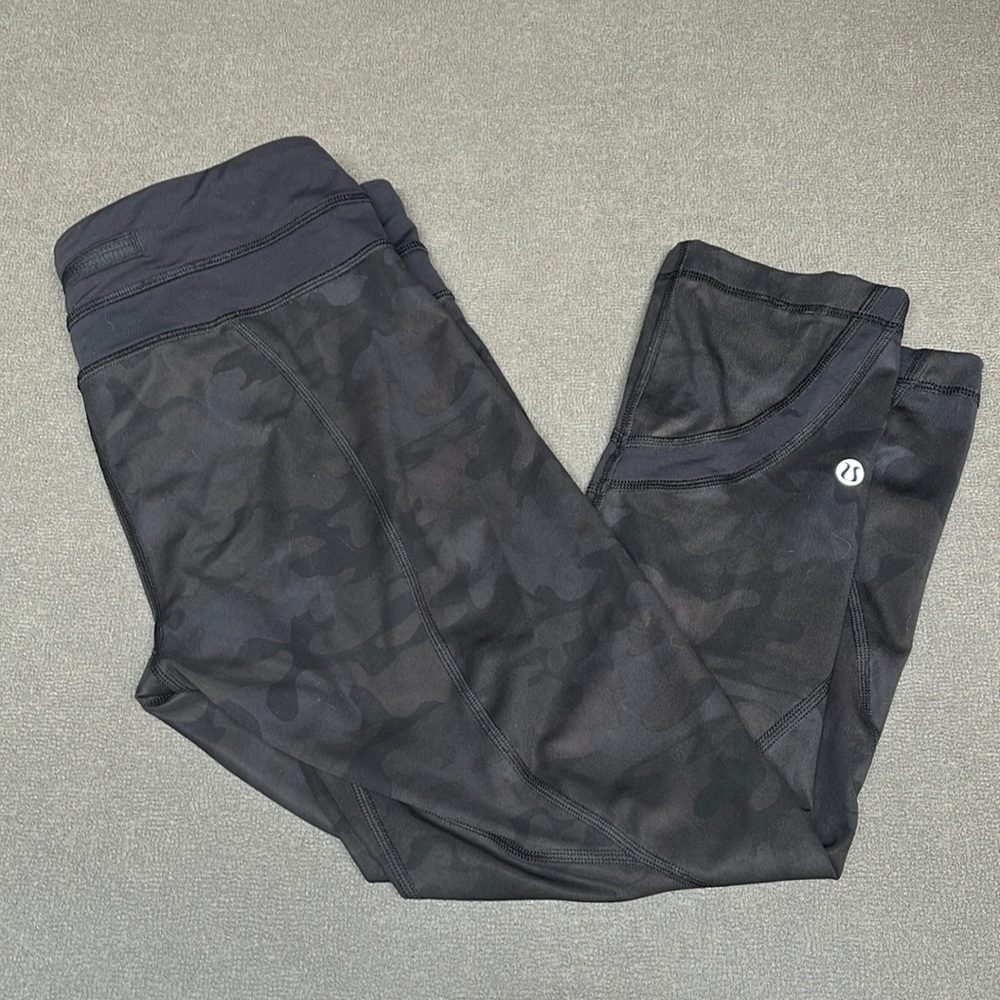 🍋Lululemon camo crops size 6